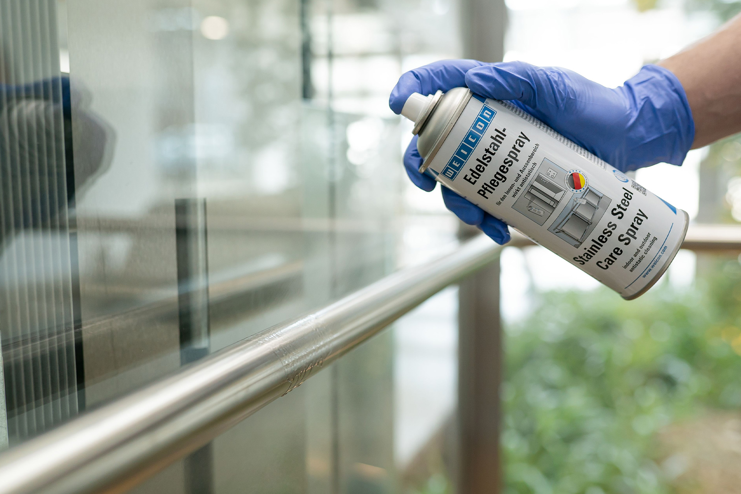 Edelstahl-Pflegespray_Gelaender-reinigen Weicon Edelstahl-Pflegespray A7 wird auf Geländer gesprüht