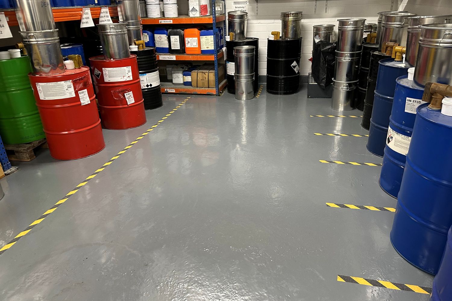 Lager von großen Kanistern