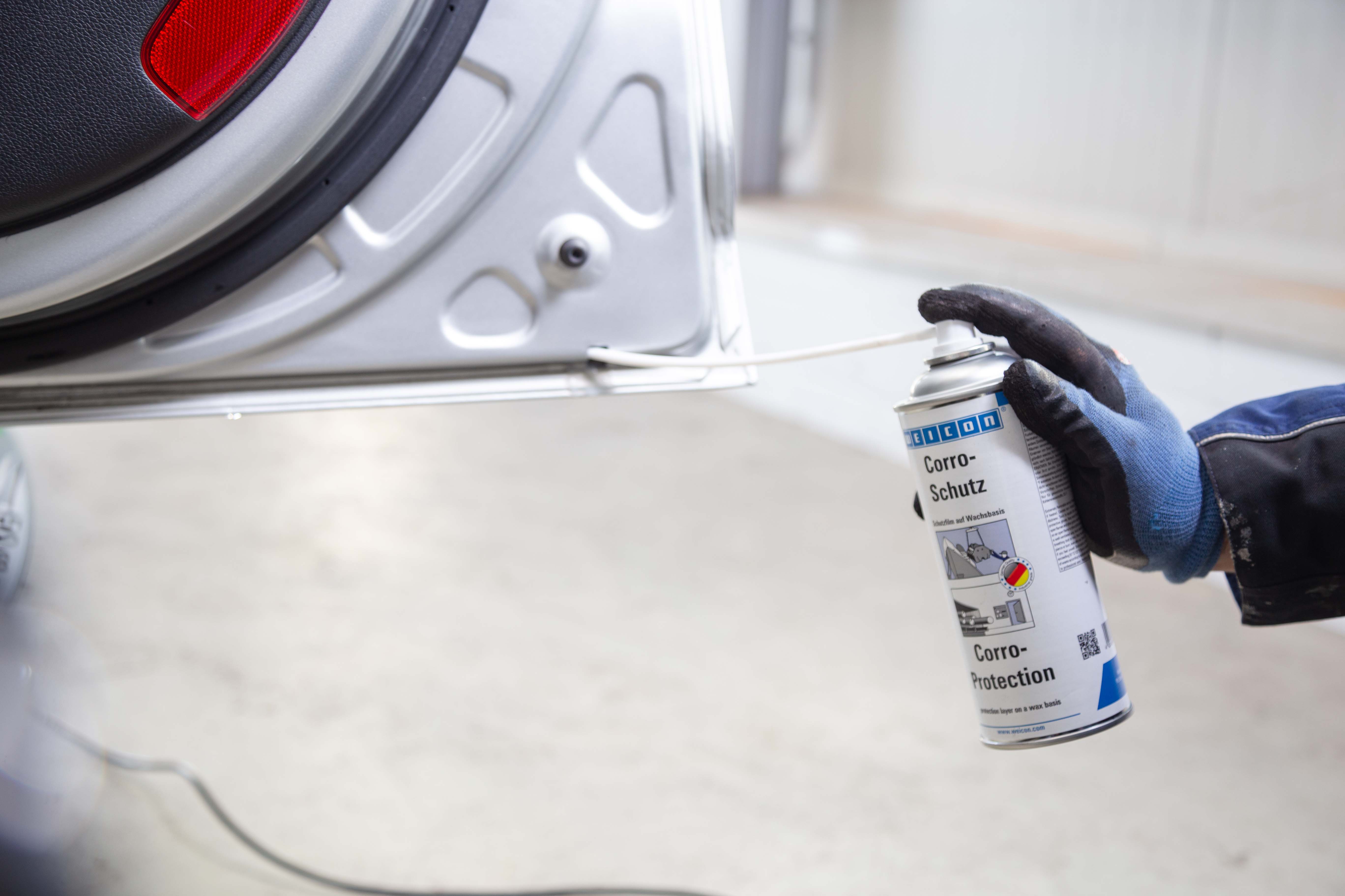 Weicon Corro-Schutz in Autohohlraum sprühen