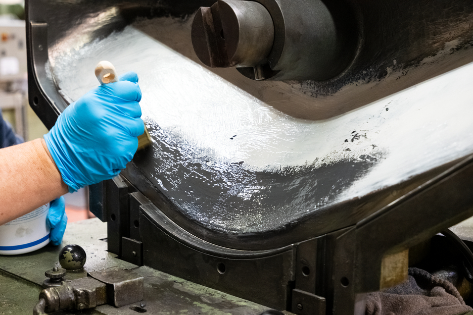 WEICON Ceramic HC 220 | ceramic-filled high-temperature-resistant epoxy resin system for wear protection coating