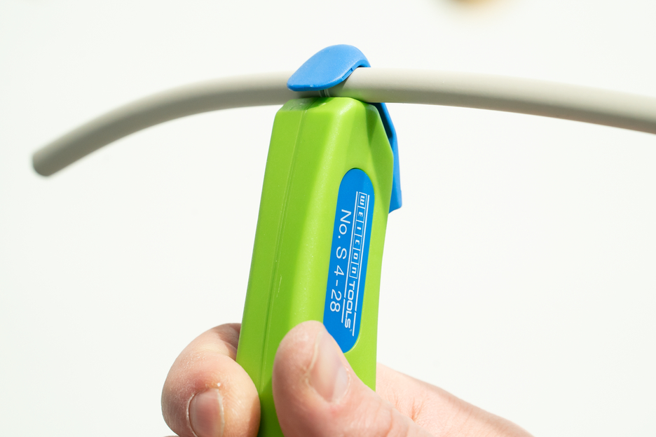 Kabelmesser No. S 4-28  Green Line | Abisolierwerkzeuge aus bis zu 97 % nachwachsenden Rohstoffen I Arbeitsbereich von 4 - 28 mm Ø I mit einfahrbarer Hakenklinge
