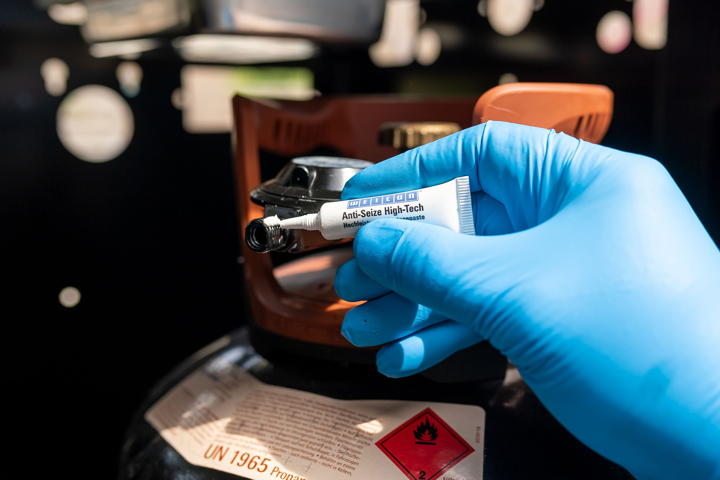 Anti-Seize-High-Tech_Montagepaste-Grill Weicon Anti-Seize High Tech Montagepaste wird auf Schraube von Gaskartusche gegeben