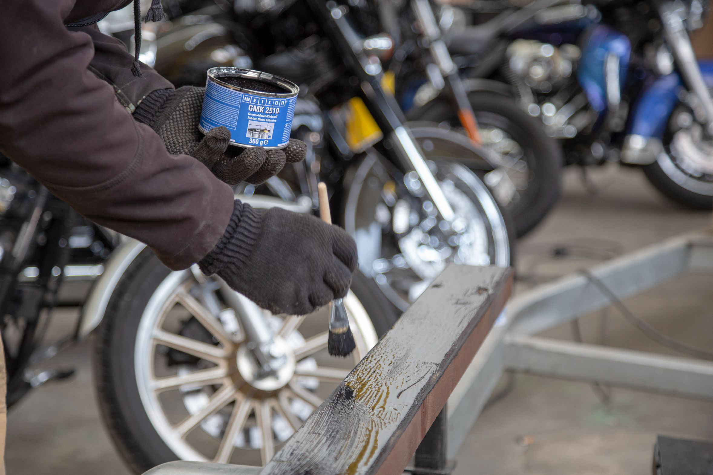 GMK 2510 Kontaktklebstoff_Werkstatt Weicon GMK 2510 Gummi-Metall-Kleber wird in Werkstatt aufgestrichen