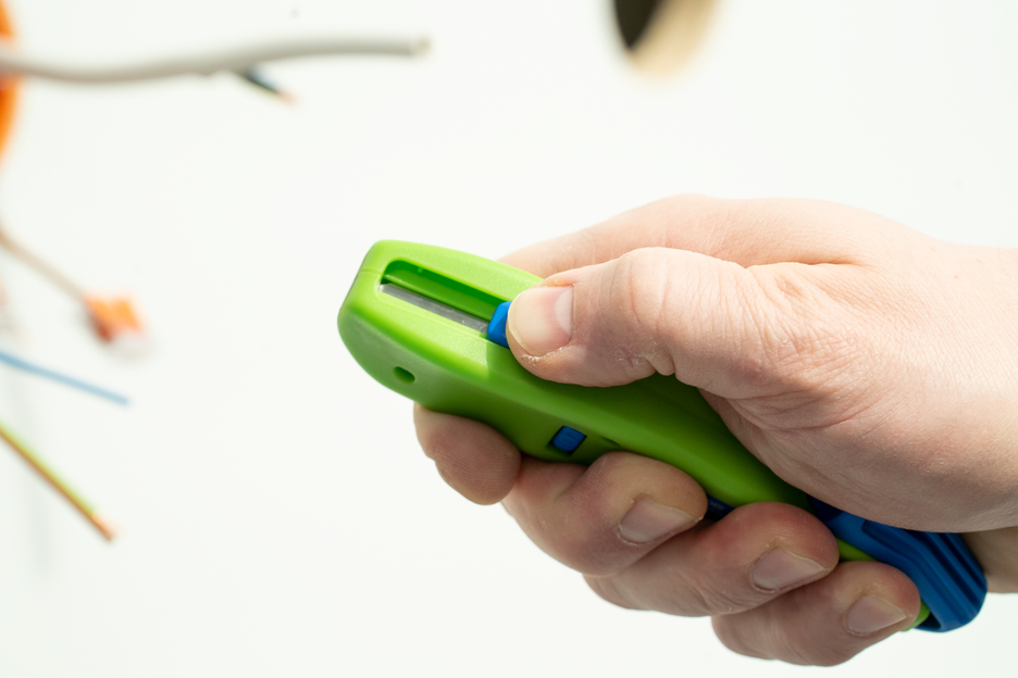Kabelmesser No. S 4-28  Green Line | Abisolierwerkzeuge aus bis zu 97 % nachwachsenden Rohstoffen I Arbeitsbereich von 4 - 28 mm Ø I mit einfahrbarer Hakenklinge