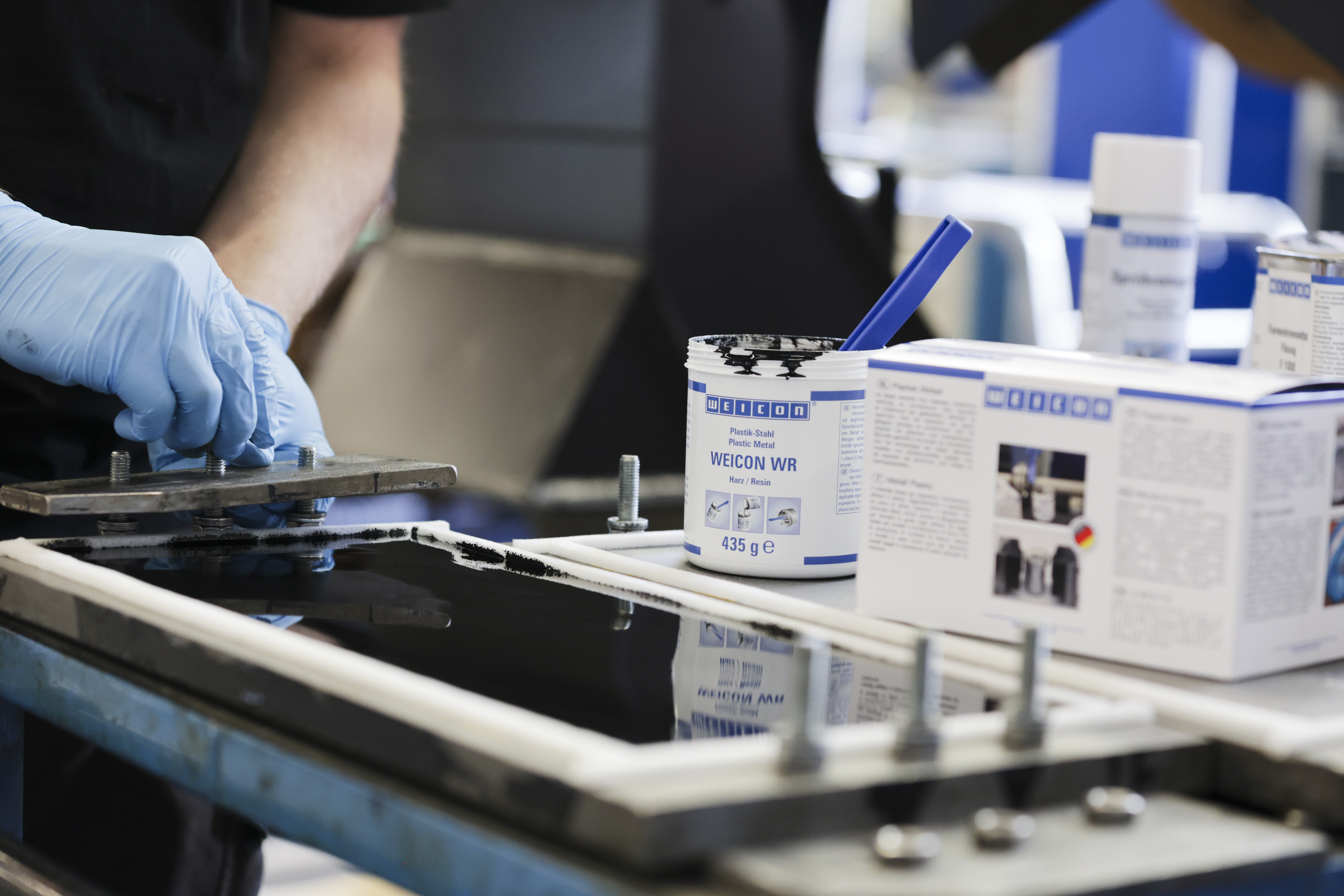 WEICON WR | stahlgefülltes flüssiges Epoxidharz-System für Verguss und Spaltausgleich