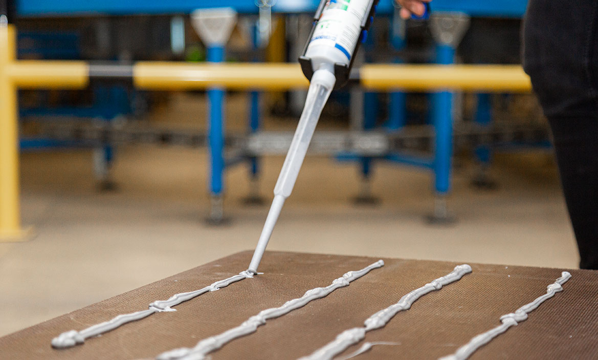 Innovation Flex 310M 2K Weicon Flex 310M 2K wird auf eine Platte gegeben