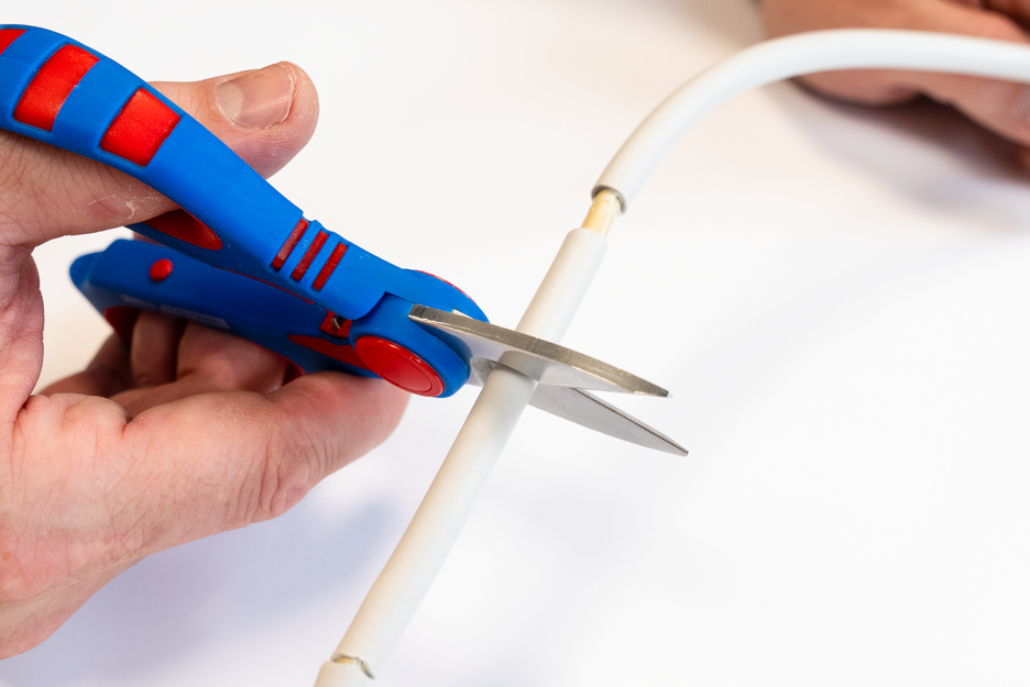 Elektrikerschere XL | großer Griffdurchmesser für kleine und große Hände, um eine maximale Kraftübertragung und sicheres Arbeiten zu ermöglichen