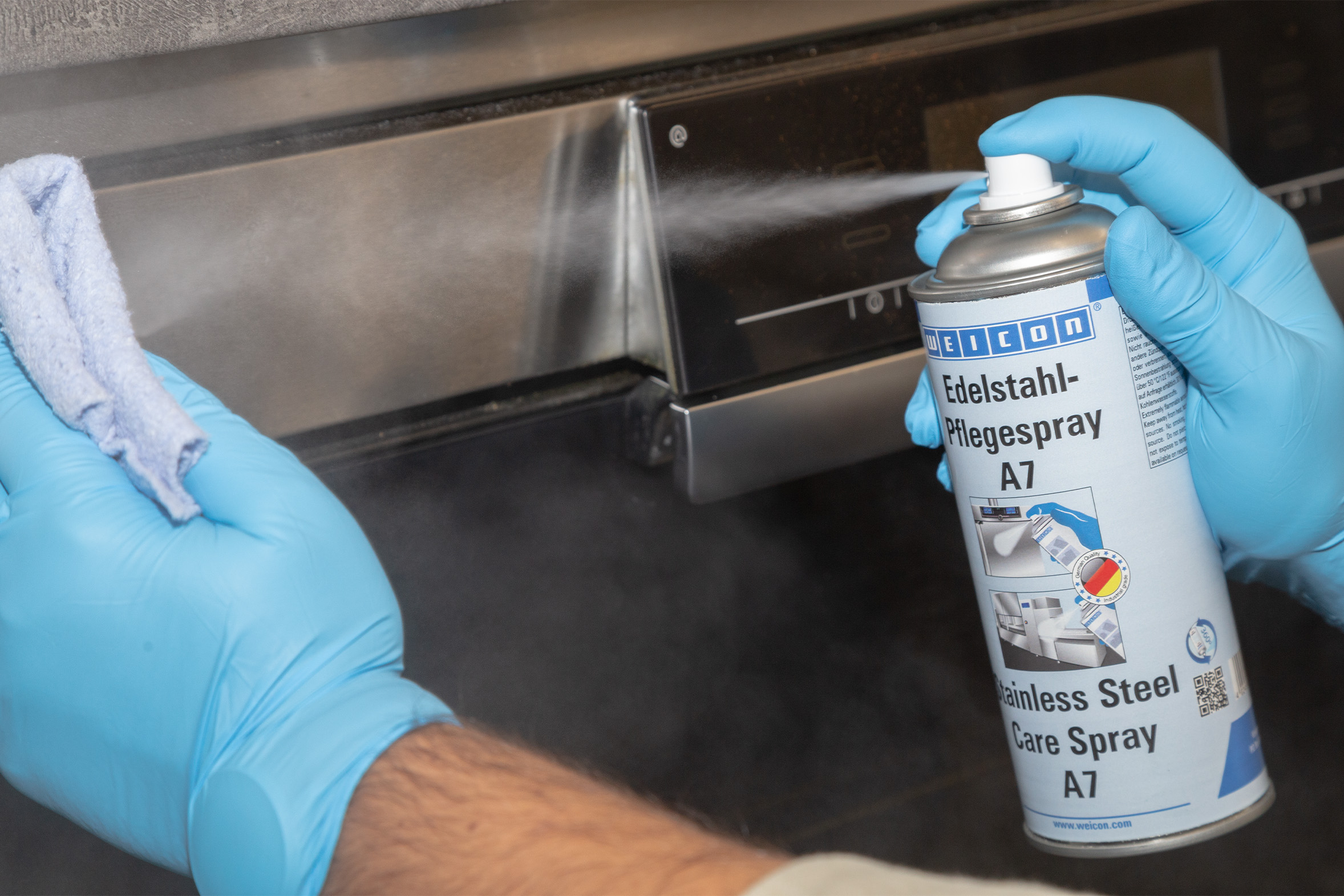 Weicon Edelstahl-Pflegespray A7 wird auf Herdarmatur gesprüht