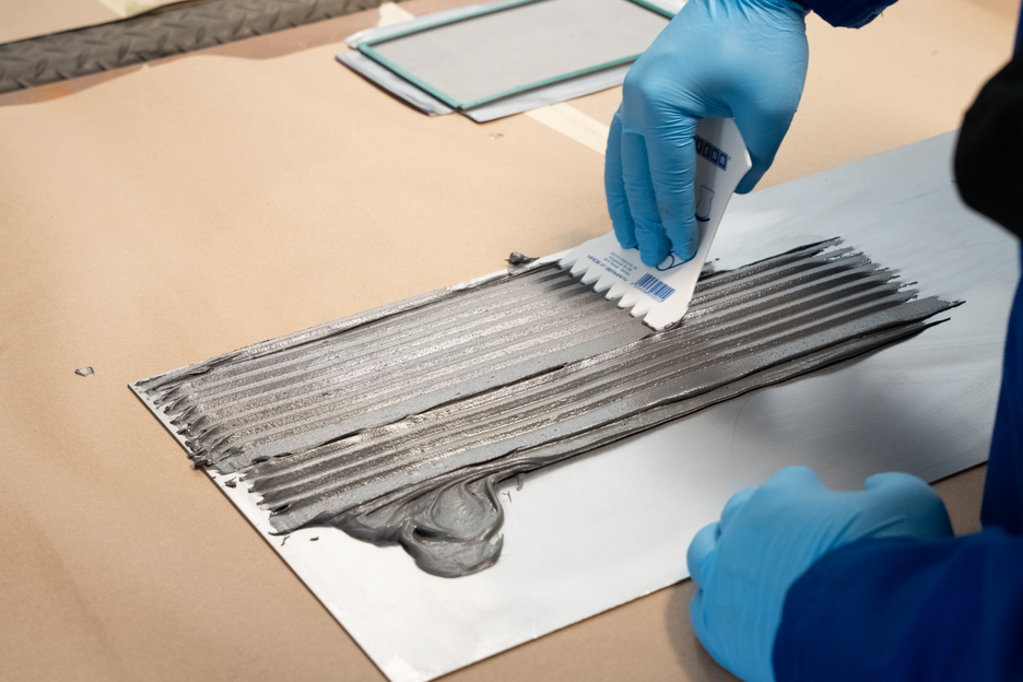 WEICON TI | titaniumgefülltes Epoxidharz-System für Reparatur und Formgebung