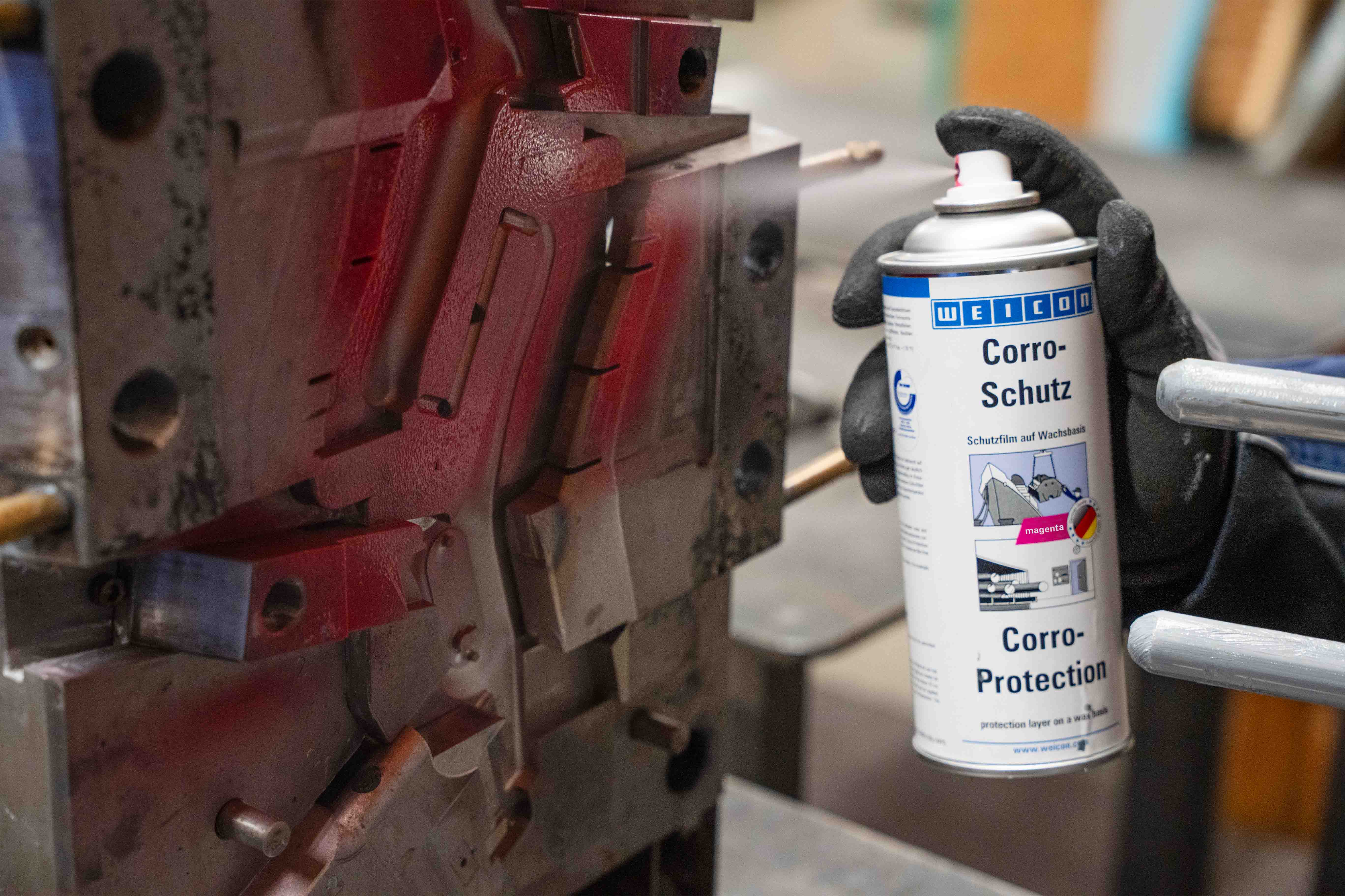 Weicon Corro-Schutz Magenta auf Metallteile auftragen