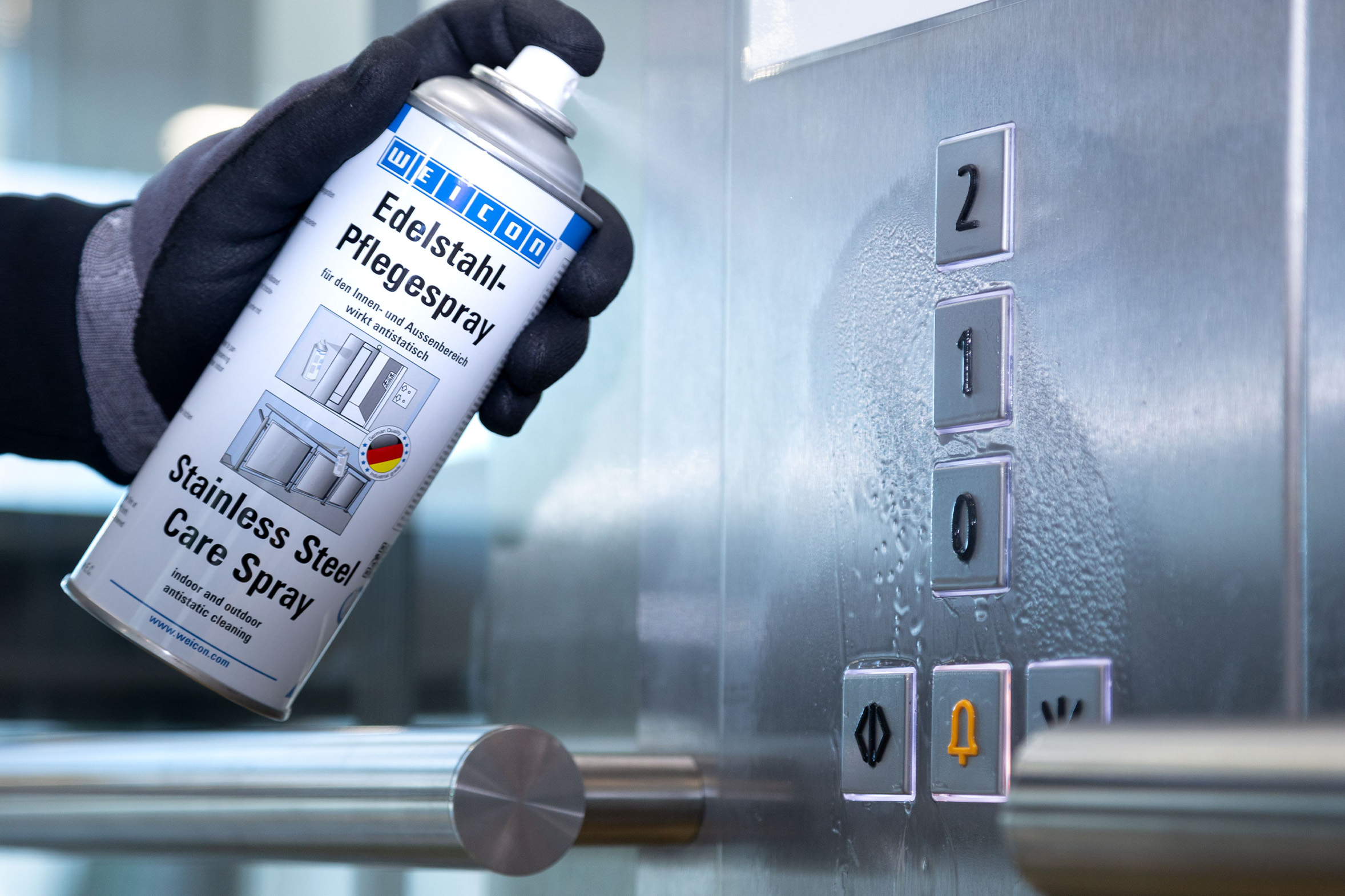 Edelstahl-Pflegespray_Aufzug-reinigen Weicon Edelstahl-Pflegespray A7 wird im Fahrstuhl aufgesprüht
