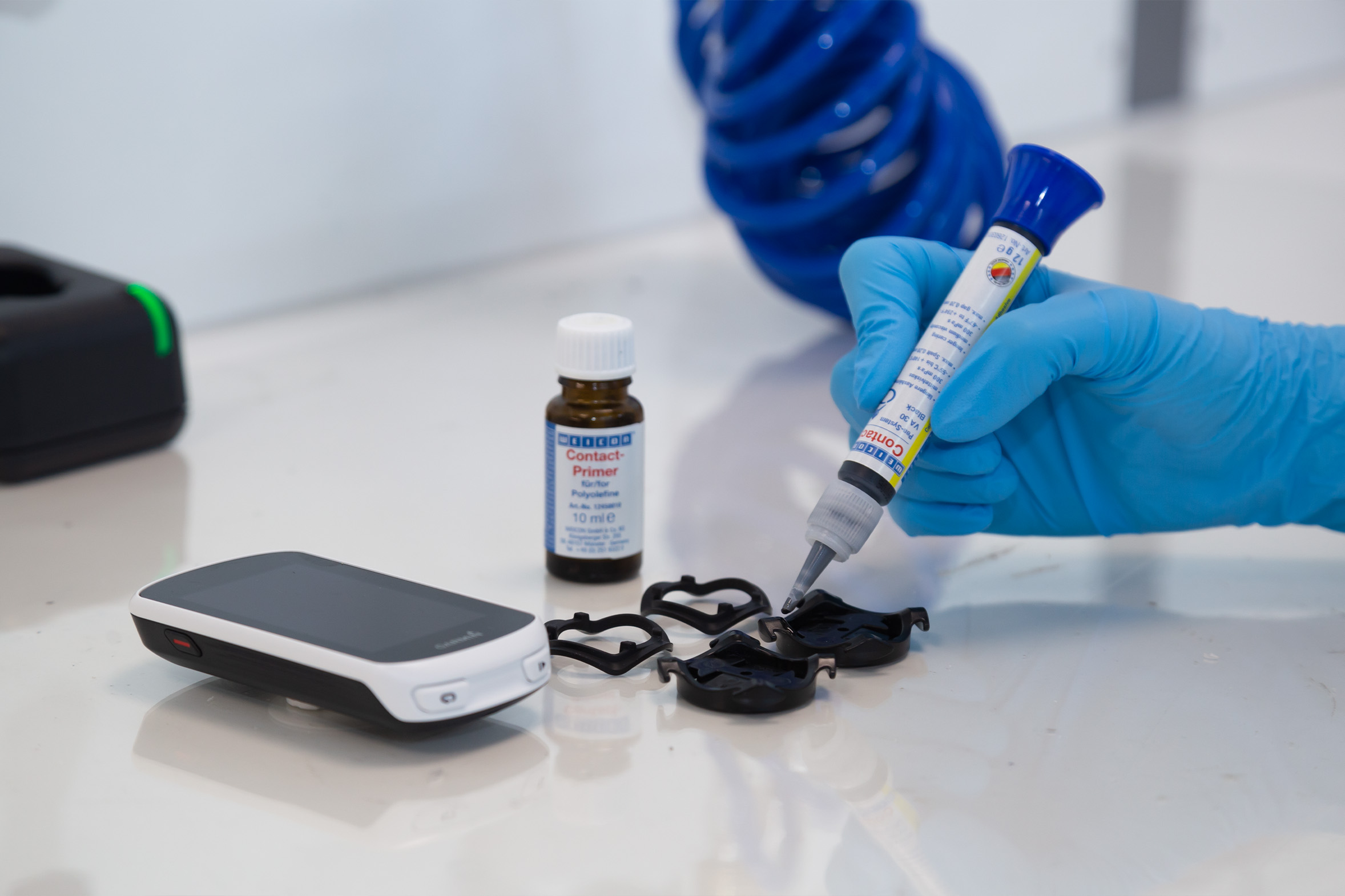 Sekundenkleber-VA-30-Black_Navi-Halterung_reparieren Halterung eines Fahrrad Navigationssystemes wird mt Weicon Sekundenkleber VA 30 black repariert