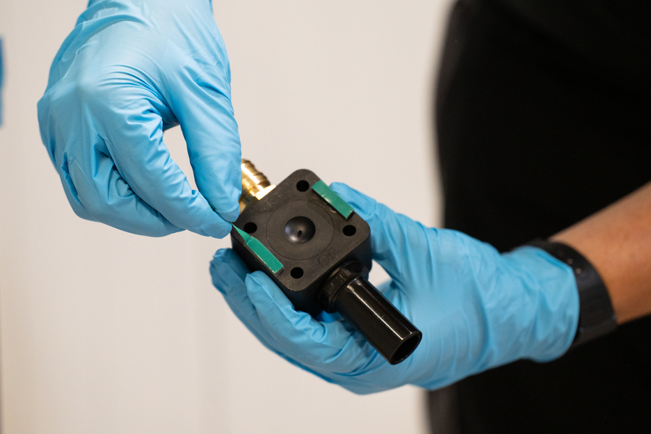 WEICON Spaltband | Haftstarkes Klebeband als Fixierhilfe bei Hybridverklebungen