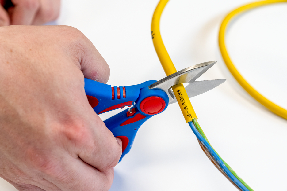 Elektrikerschere XL | großer Griffdurchmesser für kleine und große Hände, um eine maximale Kraftübertragung und sicheres Arbeiten zu ermöglichen