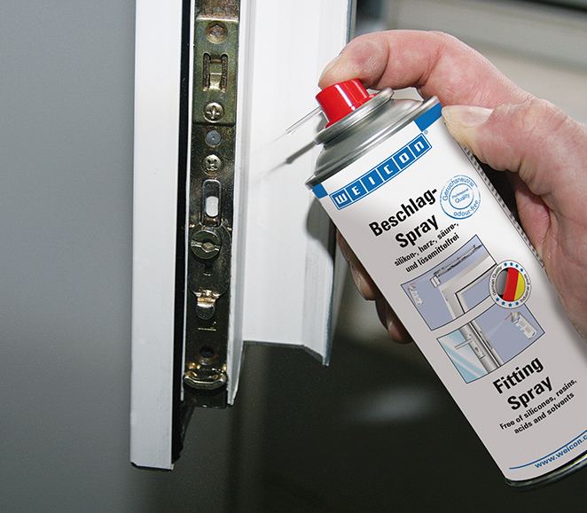 Fensterrahmen wird mit Weicon Beschlag-Spray besprüht
