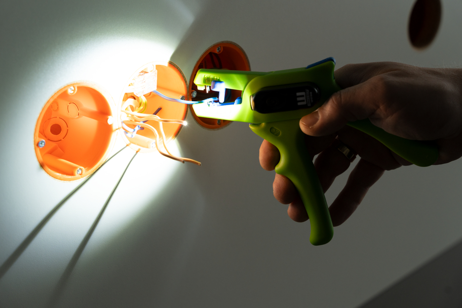 Abisolierzange No.5 Green Line LED Set | Abisolierwerkzeuge aus bis zu 97 % nachwachsenden Rohstoffen, 2-teiliges Set inkl. Abisolierzange und LED Work light