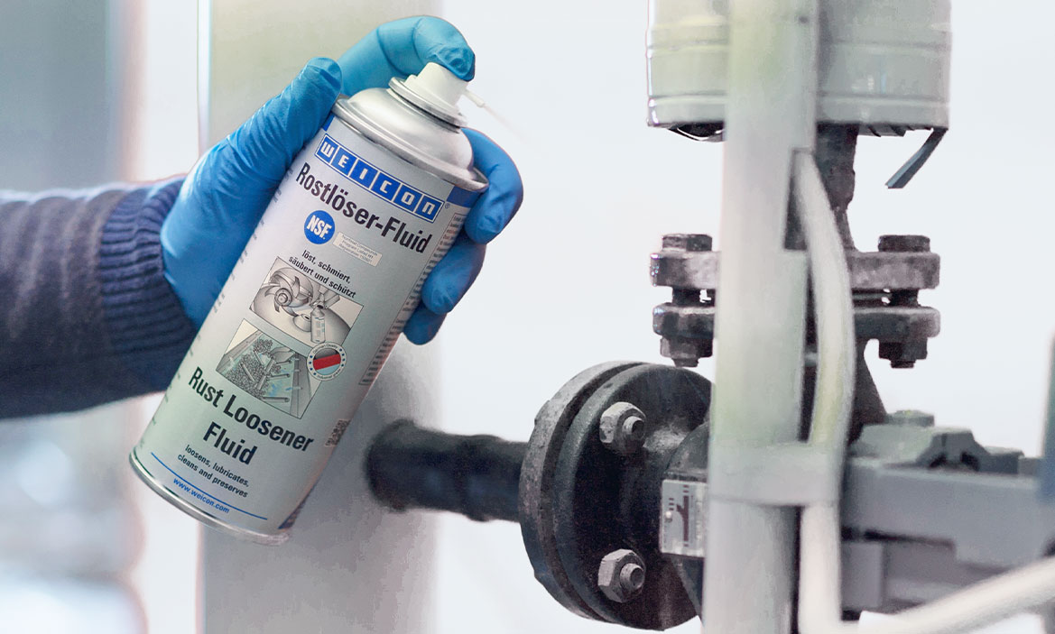 Innovation NSF Rostlöser Weicon Rostlöser-Fluid wird auf eine mechanische Komponente gesprüht