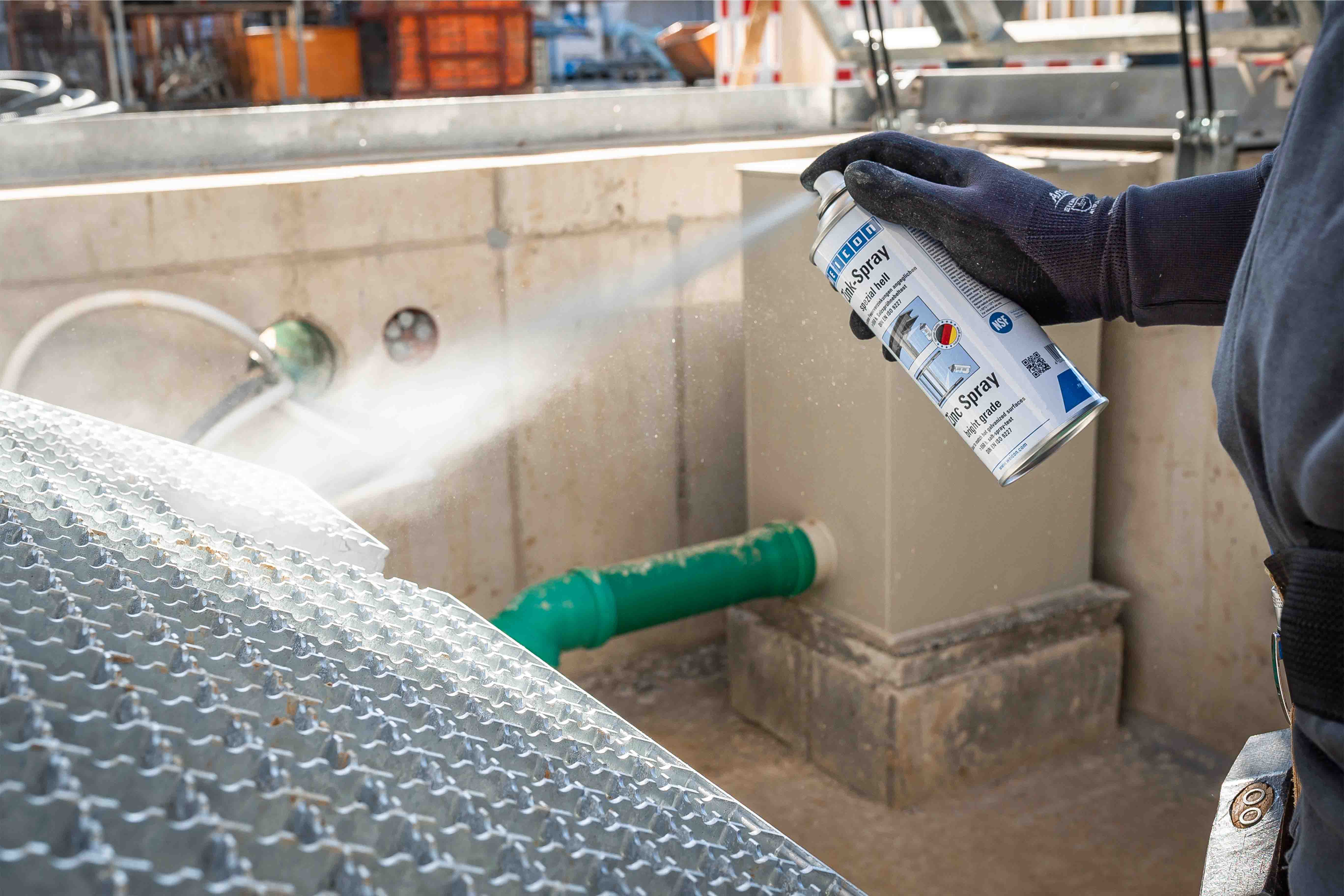 Metallgitter werden mit Weicon Zink-Spray besprüht
