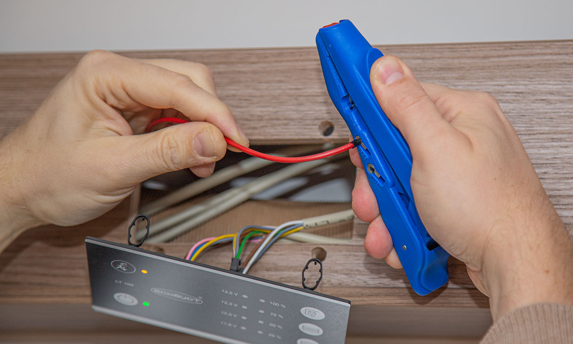 Innovation No. 300 Ein Kabel wird mit der Weicon Tools No. 300 gecrimpt