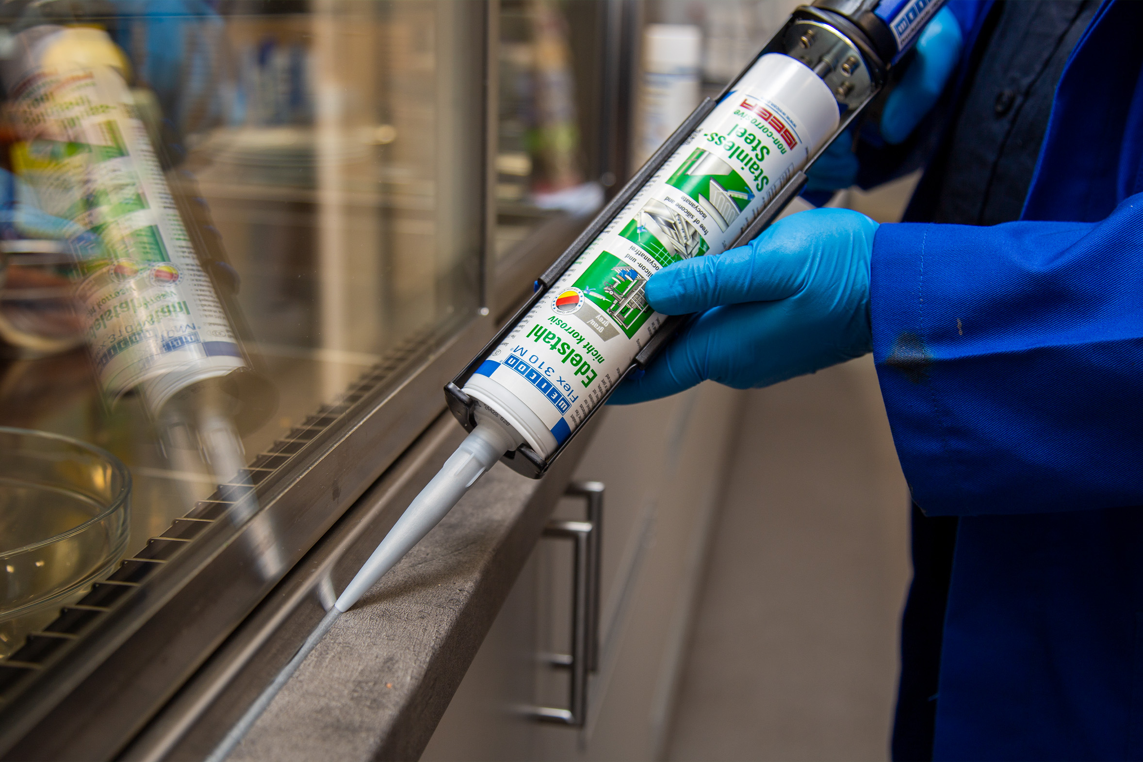 Flex-310-M-Edelstahl_Fuge-ziehen-Kueche Fuge wird mit Dichtstoff Weicon Flex 310 M Edelstahl in Küche gezogen