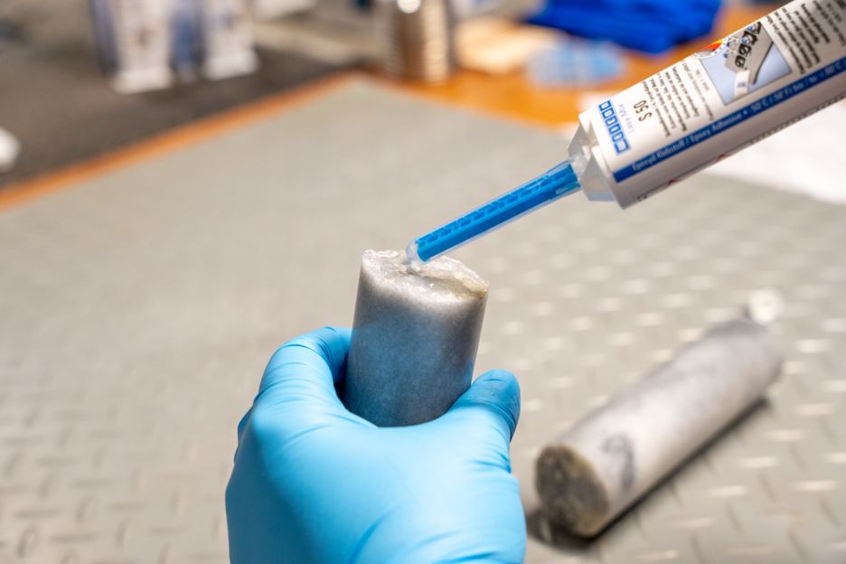 Easy-Mix S 50 | Hochtemperaturbeständiger Epoxidharz-Klebstoff für schnelle Reparatur- und Wartungsarbeiten