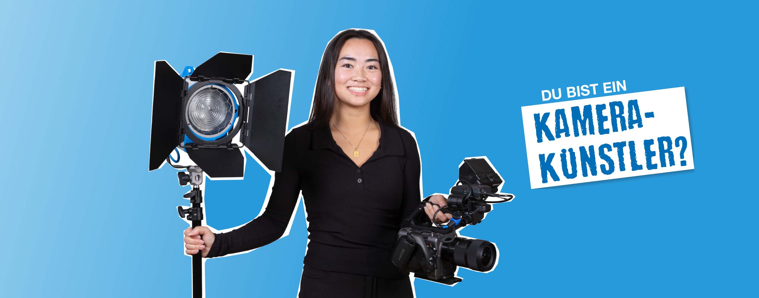 Eine junge Frau mit Kamera und Licht in der Hand und daneben Text "Du bist ein Kamera-Künstler?"