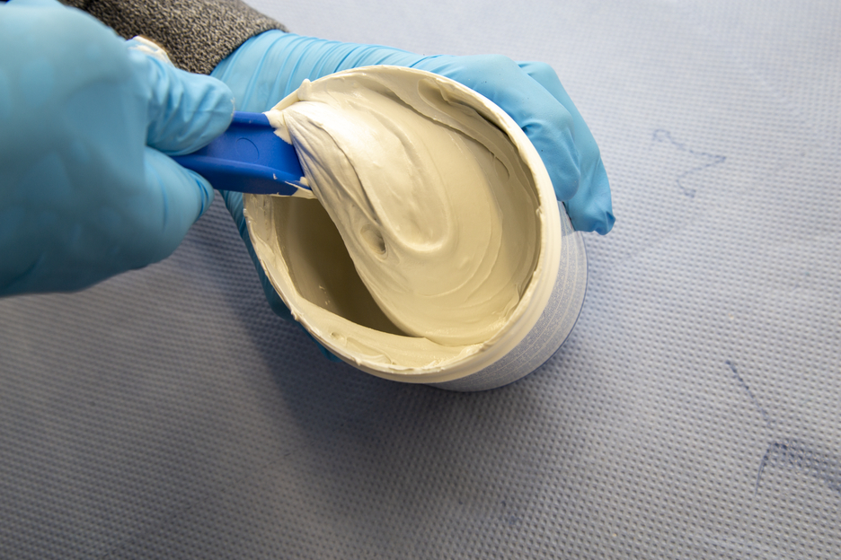 WEICON UW | mineralisch gefülltes Epoxidharz-System für Reparatur und Formgebung auf nassen Oberflächen