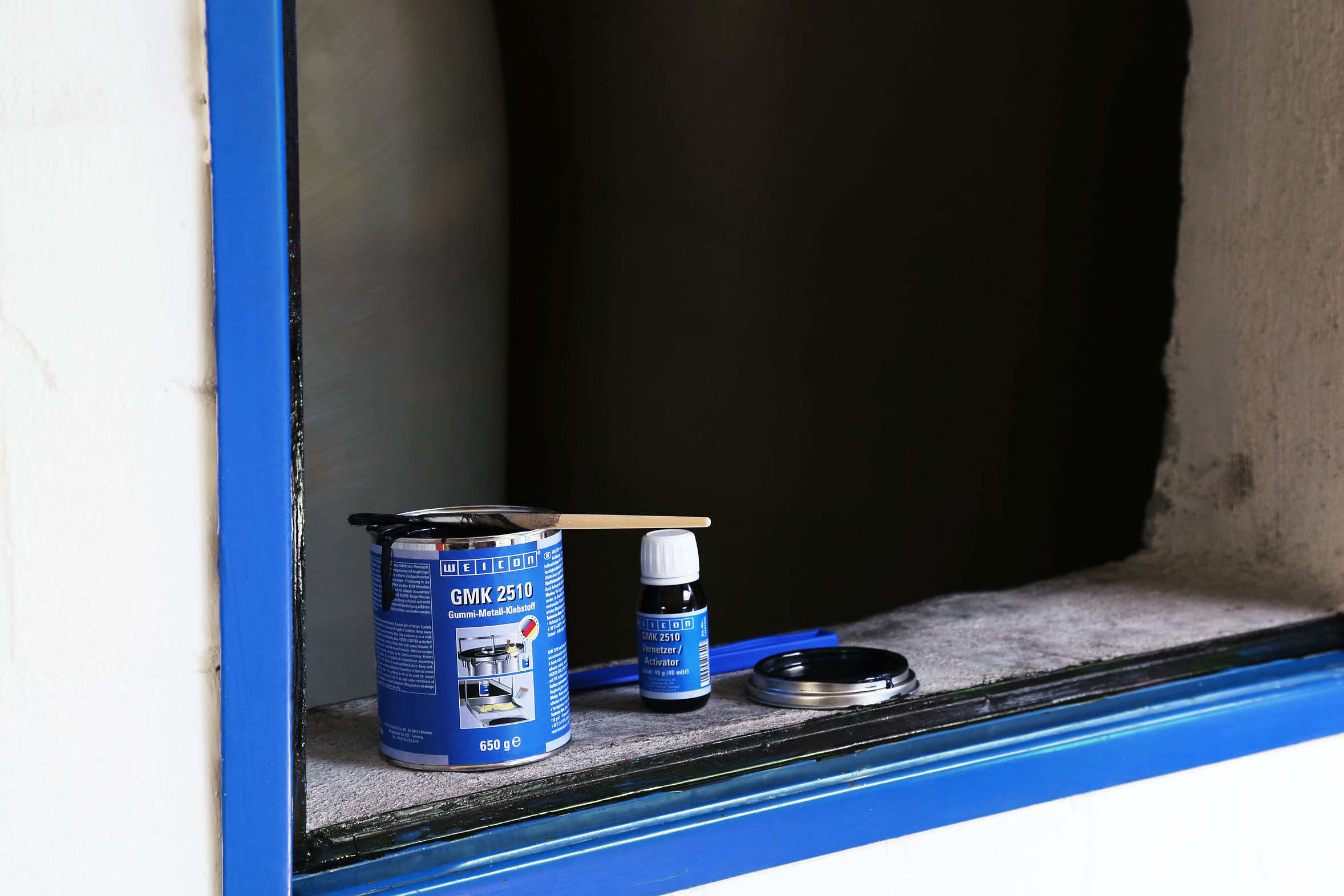 GMK 2510_Gummi-Metall-Kleber-Fenster Weicon GMK 2510 steht im blauen Fensterrahmen