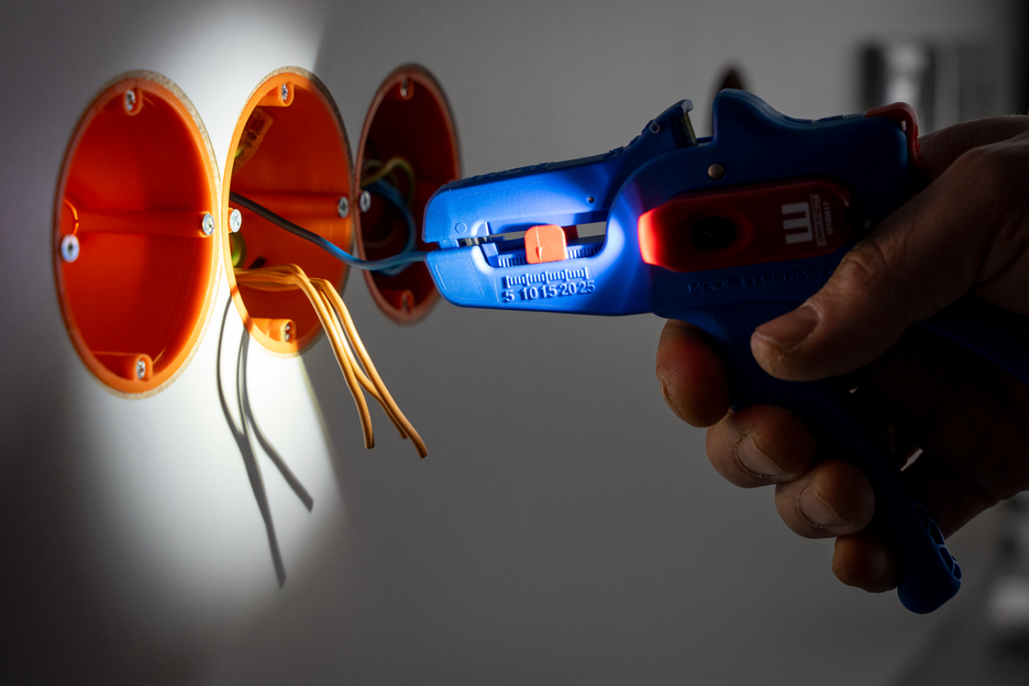 LED Work Light | Drei Helligkeitsstufen sorgen für optimale Sicht und ein sicheres Arbeiten in dunklen Arbeitsumgebungen