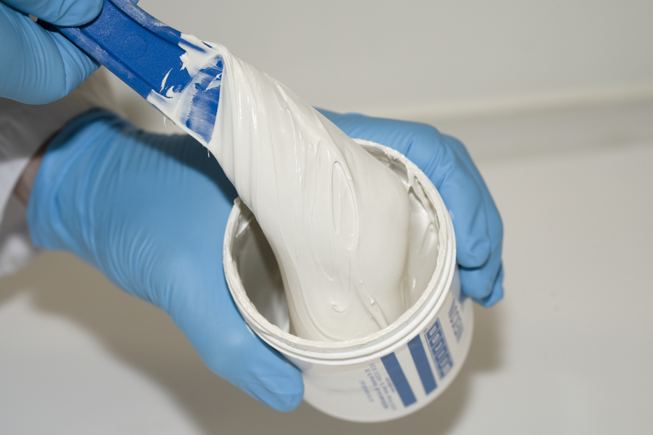 WEICON UW | mineralisch gefülltes Epoxidharz-System für Reparatur und Formgebung auf nassen Oberflächen