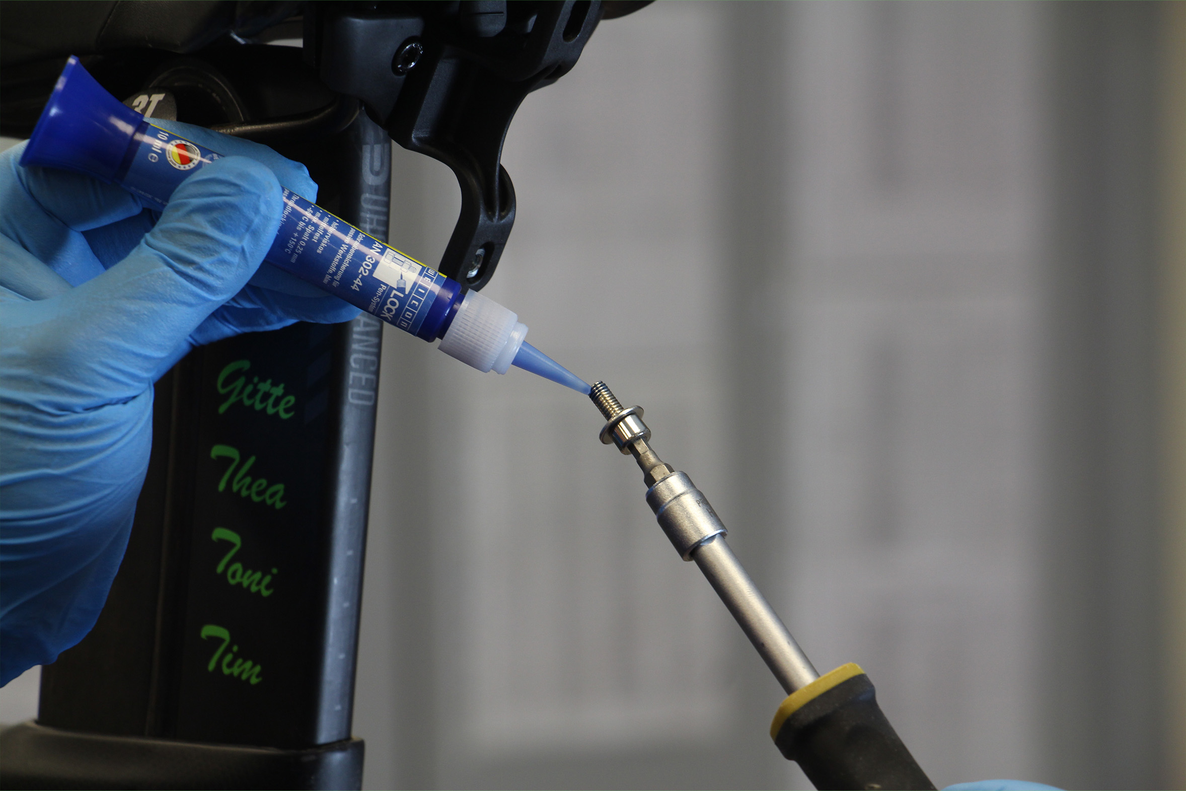 Weiconlock-AN-302-44_Schraubensicherung-Fahrrad Weiconlock AN 306-10 Fügeverbindung wir auf kleine Schraube vom Fahrradsattel gegeben