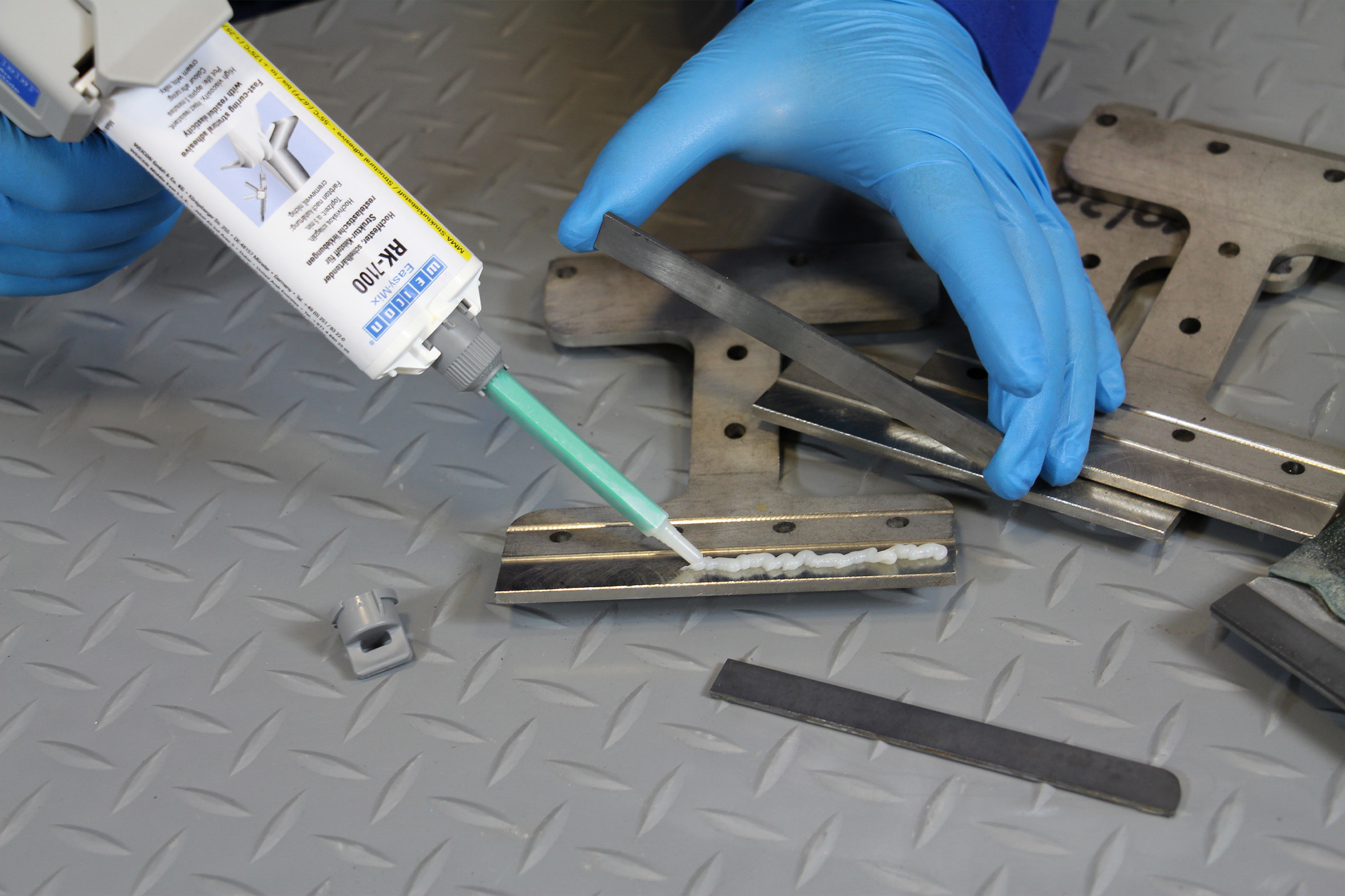 Easy-Mix RK-7100-Konstruktionsklebstoff-Edelstahl Weicon Konstuktionskleber RK 7100 wird auf Scharniere gegeben