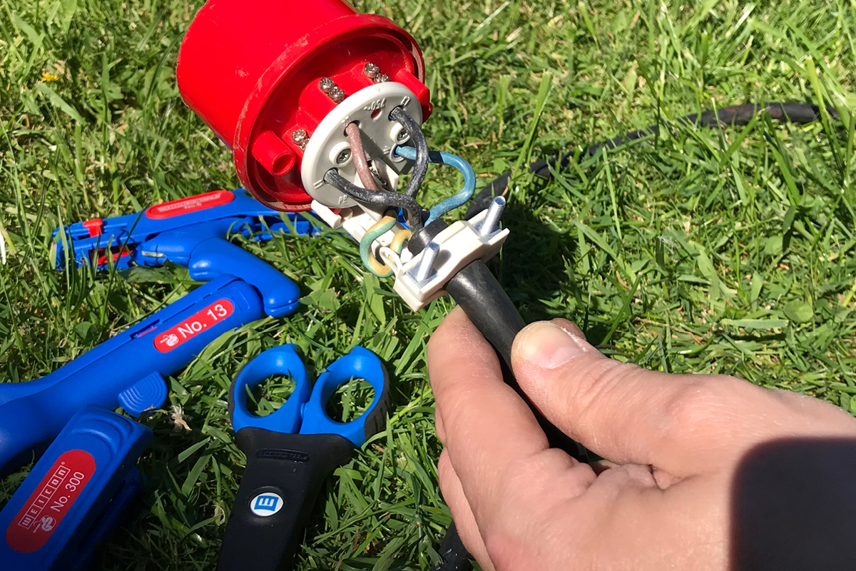 electrical connector, wire harness, crimped wires, outdoor tool, manual work