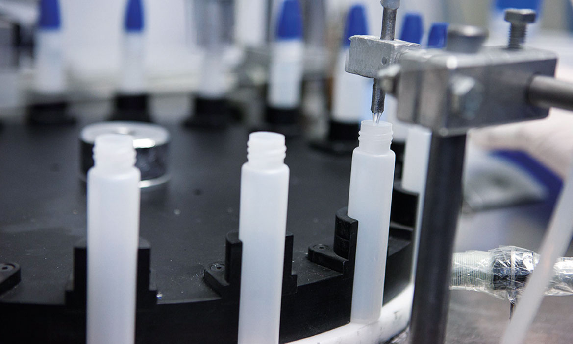 Innovationen_Pen-System Abfüllanlage in der in kleine Flaschen eine Flüssigkeit gegeben wird