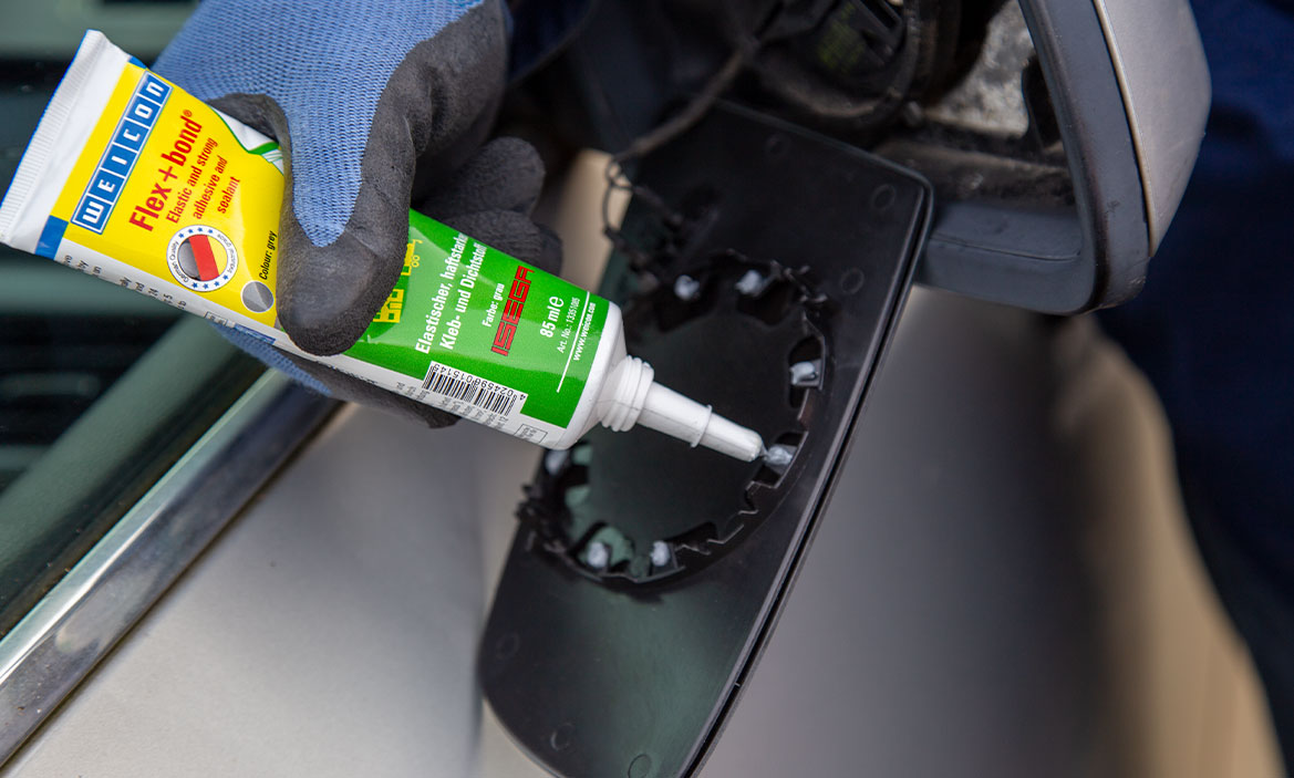 Innovation Flex-Bond Weicon Flex-Bond wird auf einen defekten Autospiegel gegeben