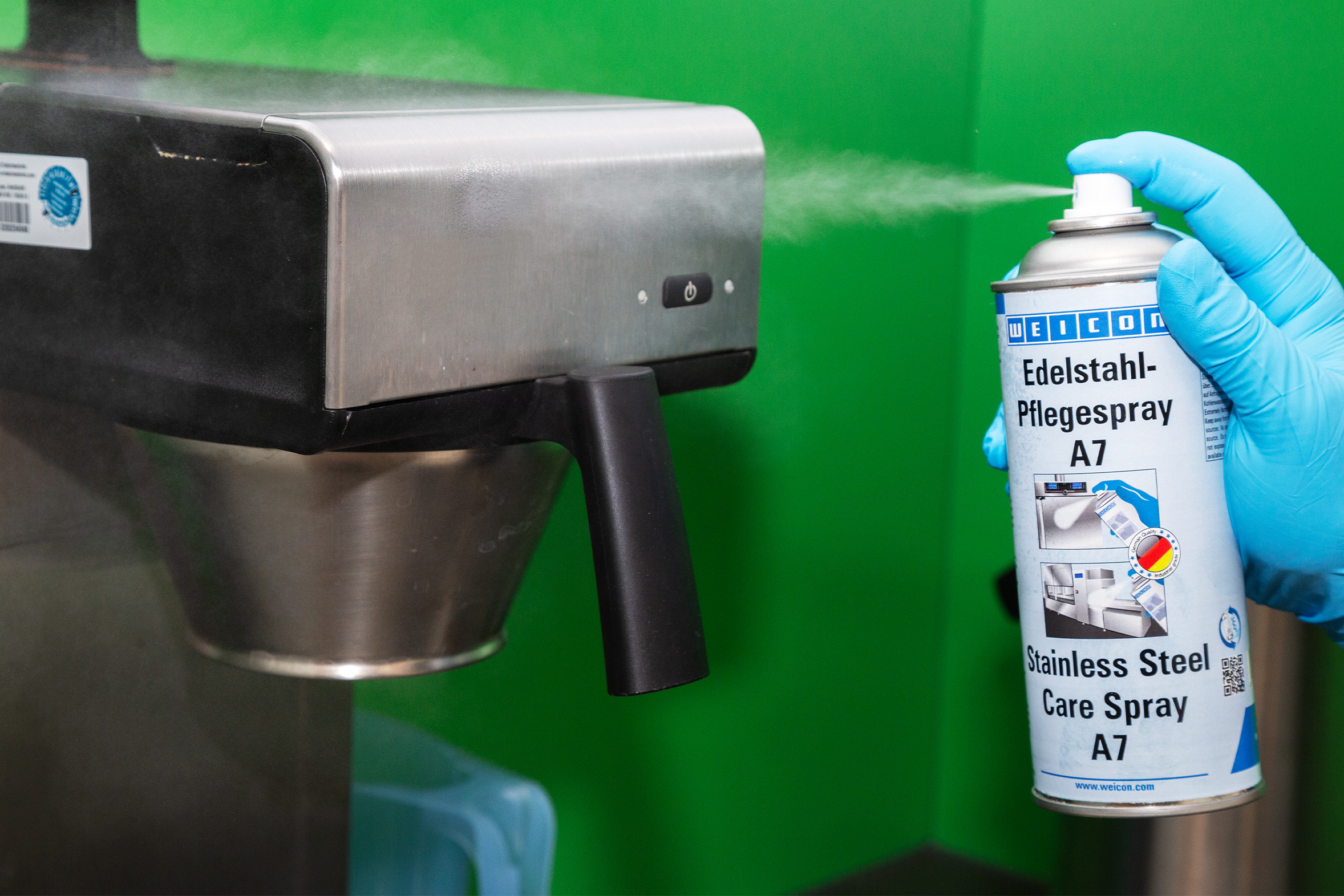 Edelstahl-Pflegespray-A7_Kaffeemaschine-pflegen Weicon Edelstahl-Pflegespray A7 wird auf Kaffeemaschine gesprüht