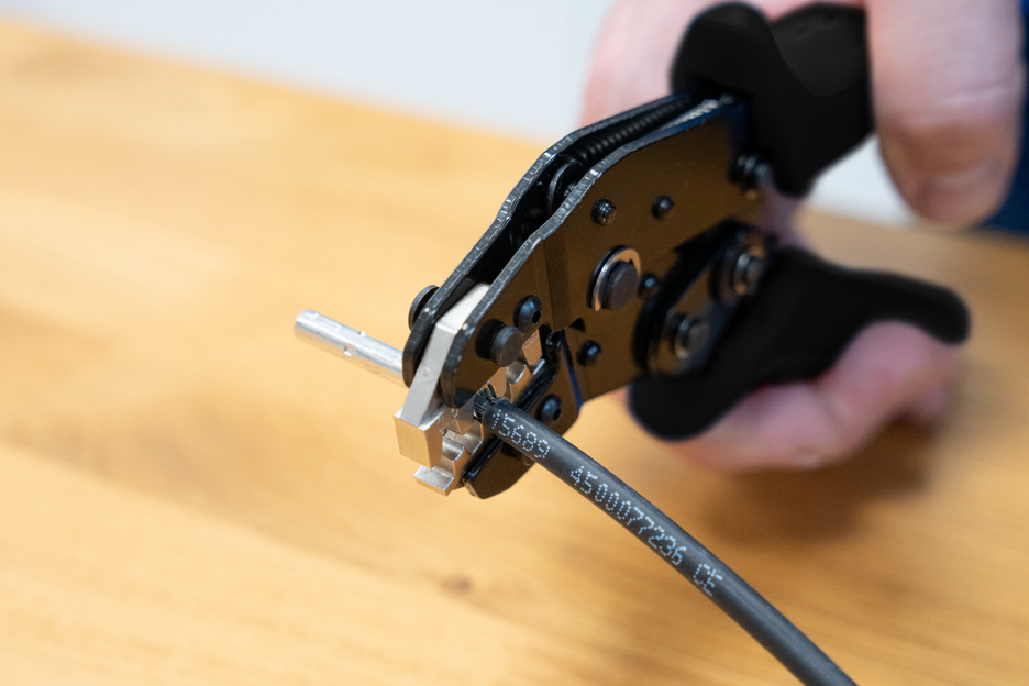Crimpzange MC4 | zum Crimpen von MC4-Steckern bei Photovoltaik-Anlagen (2,5, 4 & 6 mm², AWG 14-10)