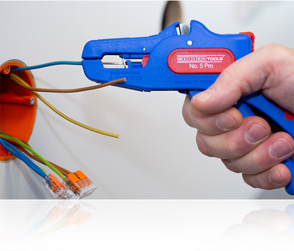 Ein dünnes Kabel wird mit der Weicon Tools Abisolierzange No. 5 Pro abisoliert