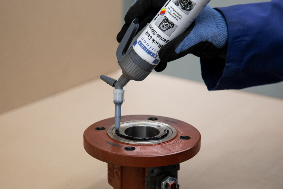 Black-Seal Special Silicone | permanently elastic sealant for oil- or grease-resistant areas