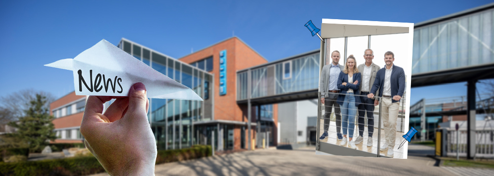 Patrick Jennings in der GF Header Pressebereich Collage von Weicon Gebäude im Sommer, ein Hand hat einen Papierflieger in der hat auf dem "News" steht, daneben ist ein Bild auf dem die Geschäftsführung von Weicon an einem Geländer steht und in die Kamera lacht