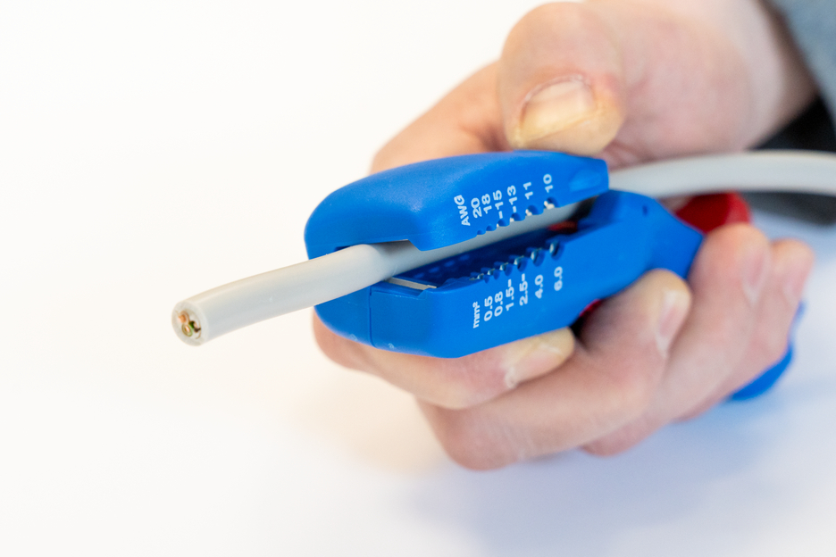 Flach- und Rundkabelmesser | für alle gängigen Flachkabel bis zu einer Breite von 18 mm und allen gängigen Rundkabel im Durchmesser von 6-13 mm