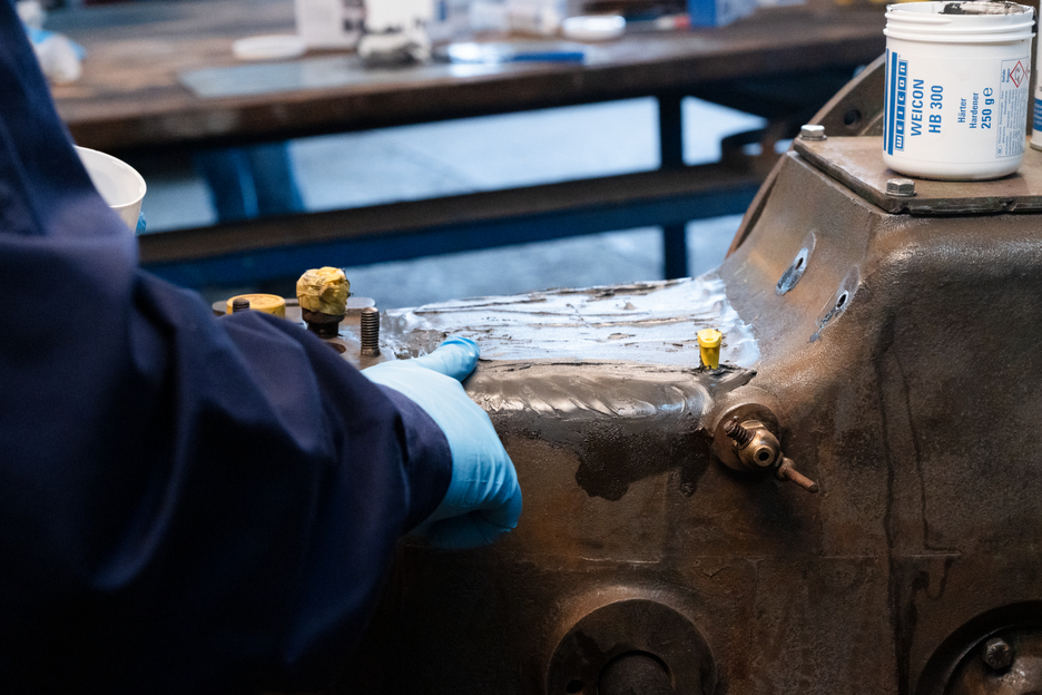 WEICON HB 300 | stahlgefülltes hochtemperaturbeständiges Epoxidharz-System für Reparatur und Formgebung