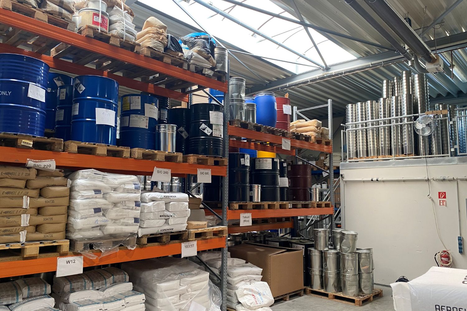 Lager von großen Kanistern