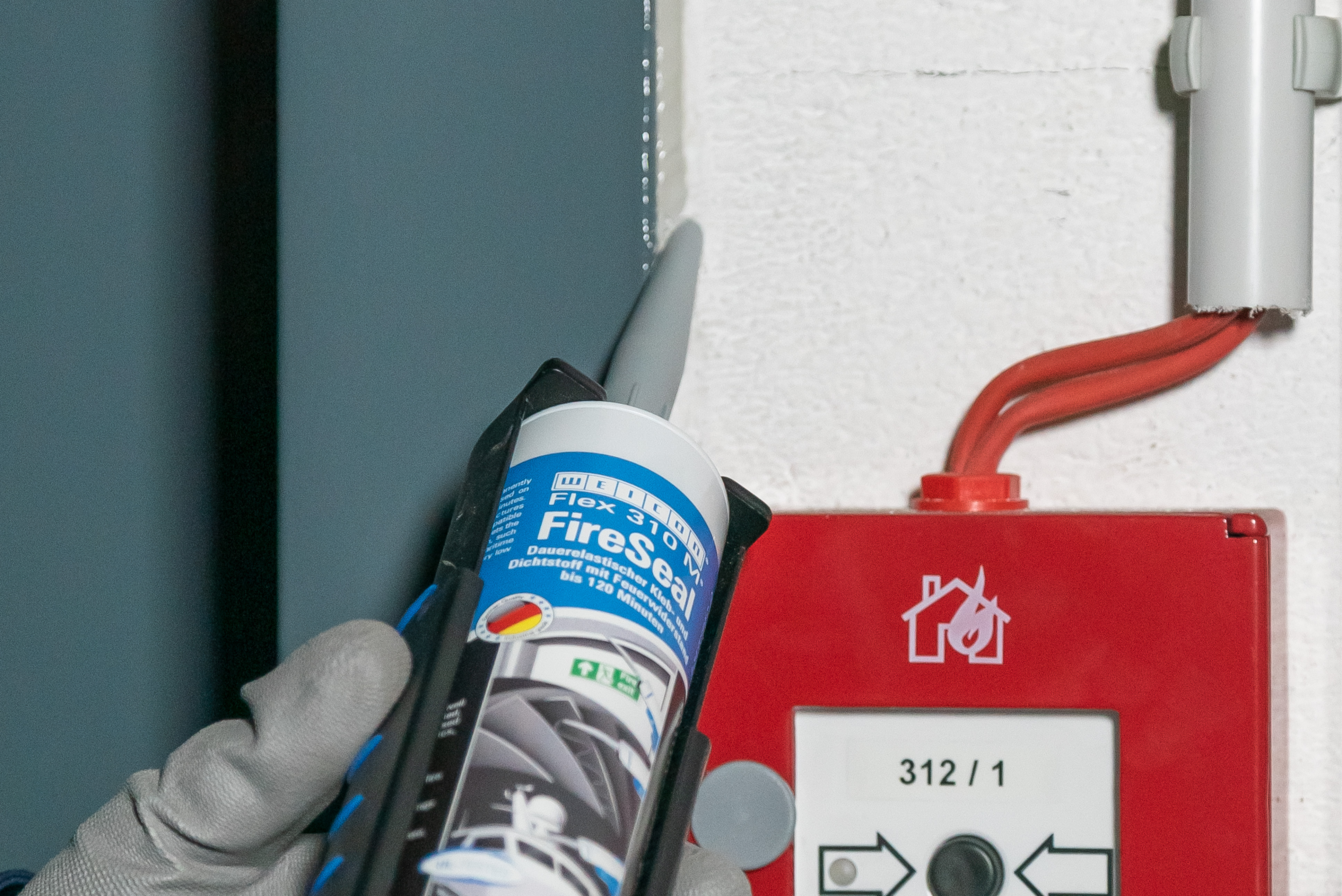 FireSeal_3 Anwendung Dichtstoff Weicon FireSeal an Brandschutztür