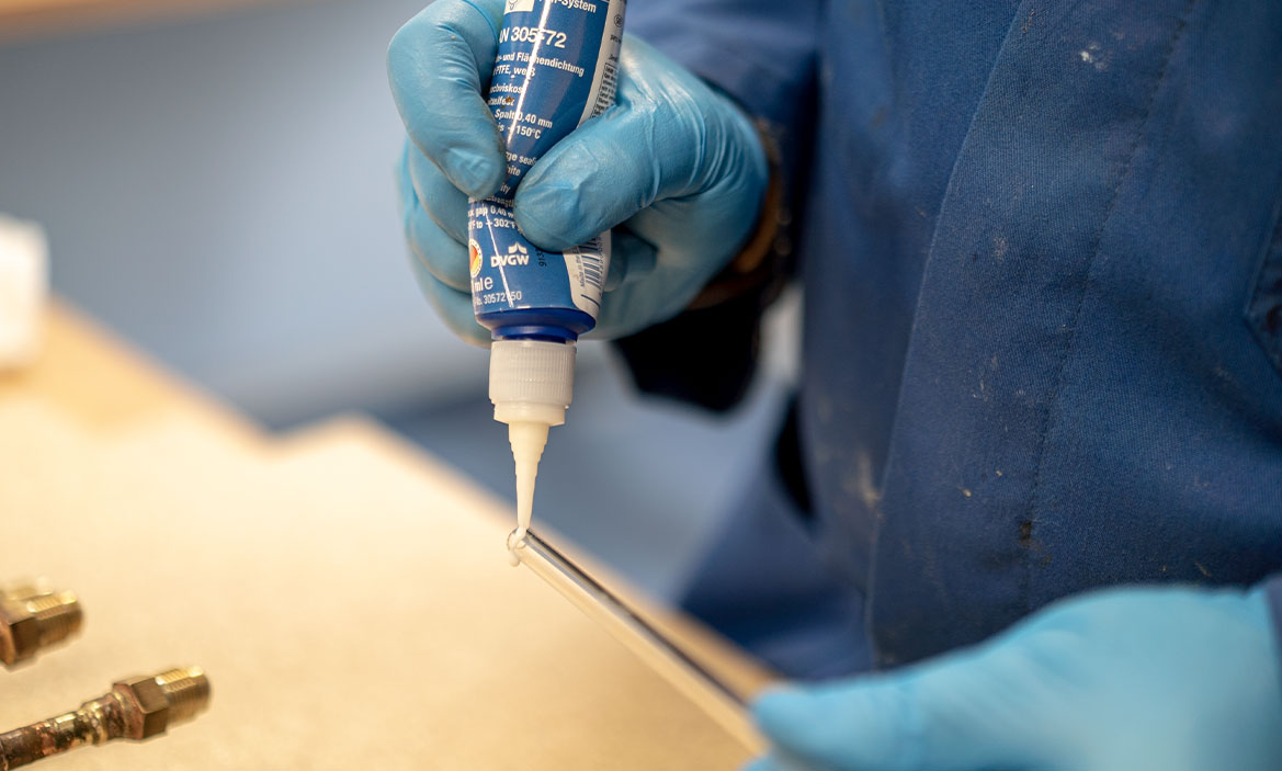 Innovation Pen Weicon AN 305-72 wird auf eine kleine Metallstange gegeben