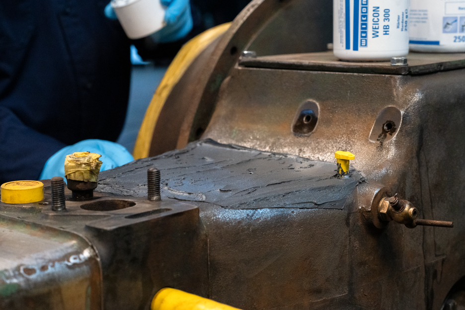 WEICON HB 300 | stahlgefülltes hochtemperaturbeständiges Epoxidharz-System für Reparatur und Formgebung