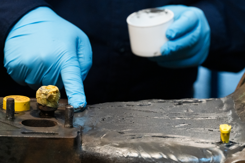 WEICON HB 300 | stahlgefülltes hochtemperaturbeständiges Epoxidharz-System für Reparatur und Formgebung