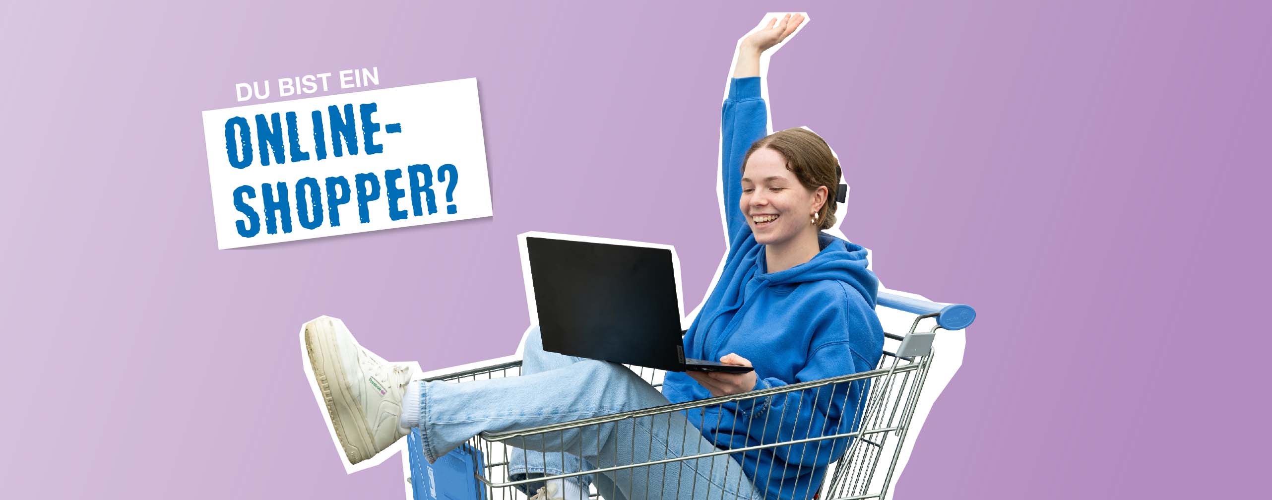 Junge Frau lachend in einem Einkaufskorb und mit einem Laptop in der Hand, daneben Text "Du bist ein Online-Shopper?"