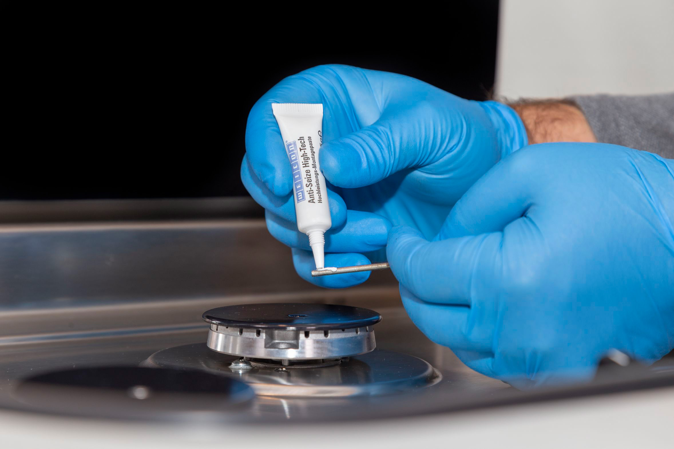 Anti-Seize_High-Tech_metallfreie-Montagepaste-Wohnmobilkueche Weicon Anti-Seize High Tech Montagepaste wird auf dünne Schraube von Wohnmobilküche gegeben