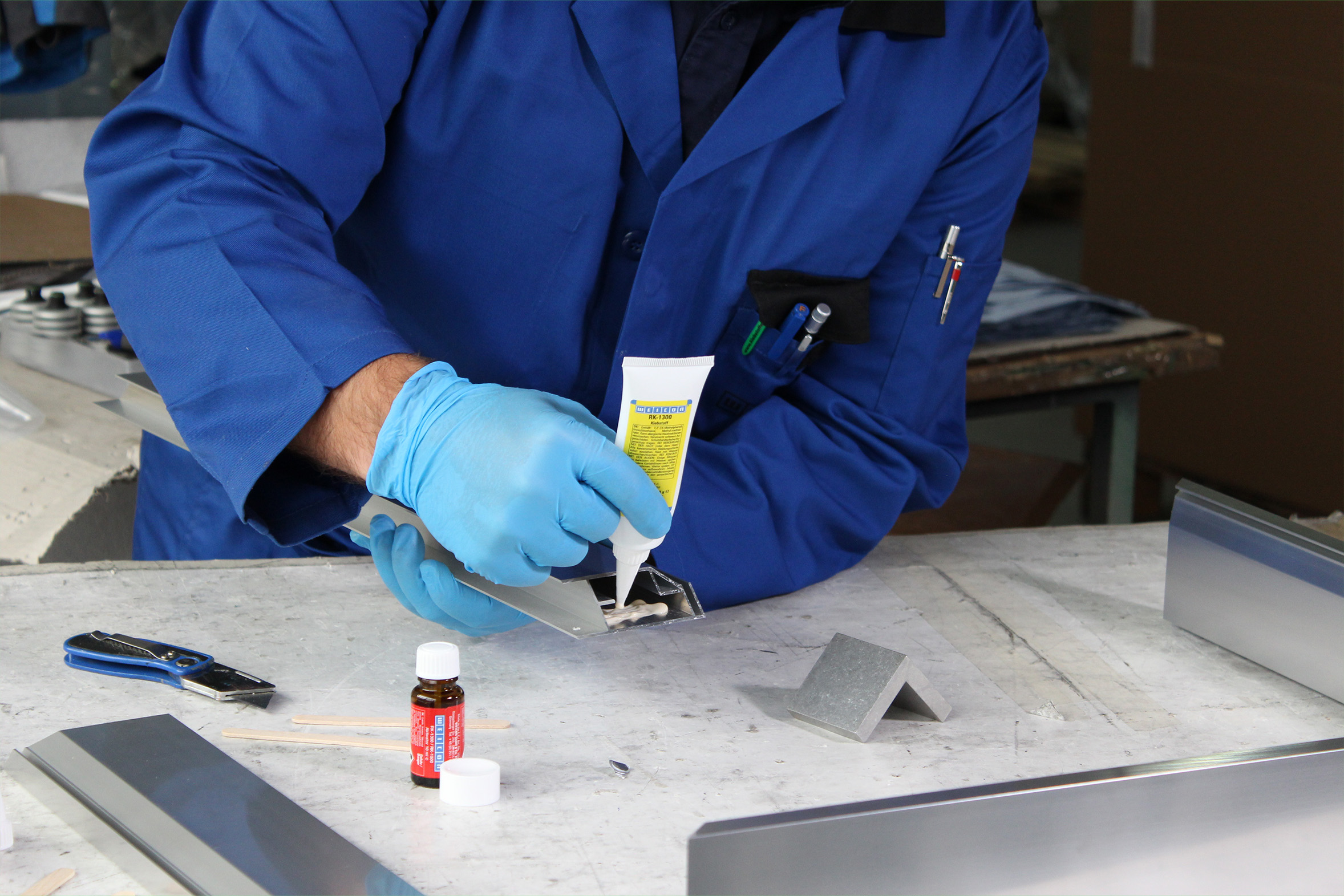 RK-1300-Konstruktionskleber_Winkelprofil-verkleben Weicon Konstruktionskleber RK 1300 wird auf Winkelprofile aufgetragen